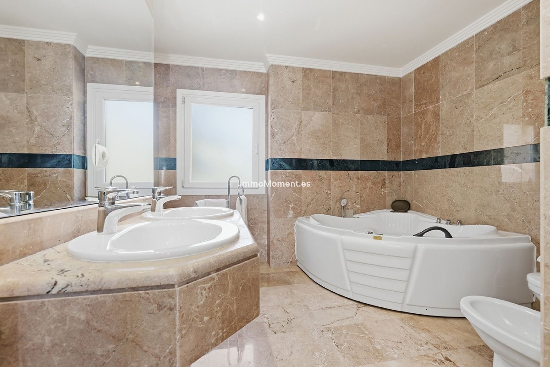 Resale - Apartment - Marbella - Nueva Andalucía