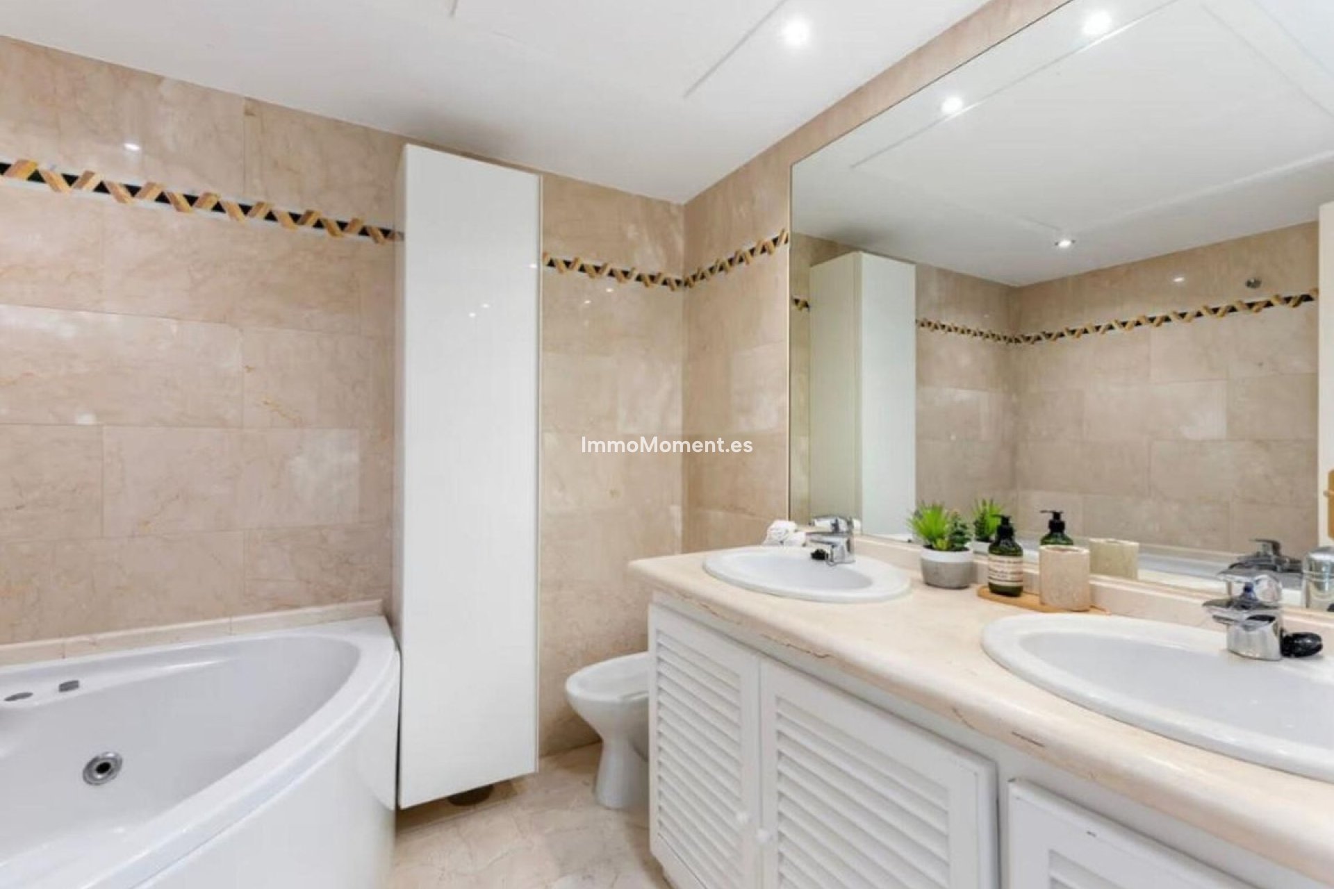 Resale - Apartment - Marbella - Nueva Andalucía