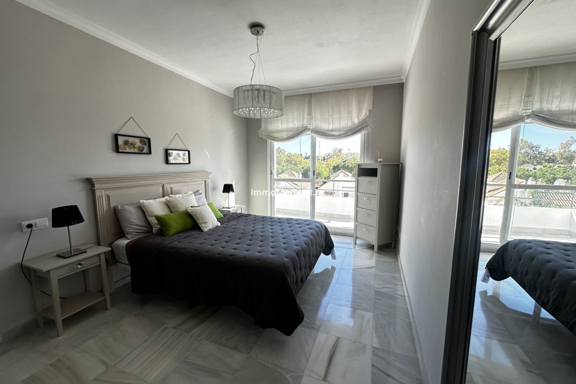 Resale - Apartment - Marbella - Nueva Andalucía