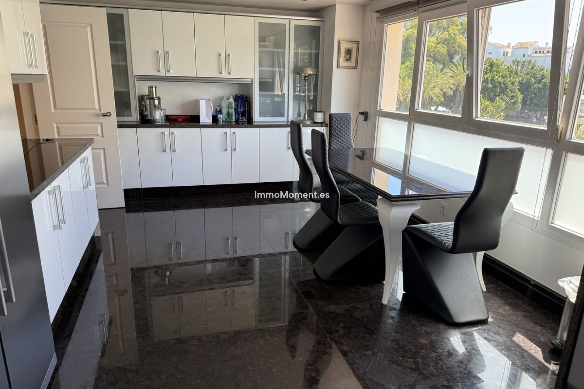 Resale - Apartment - Marbella - Puerto Banús