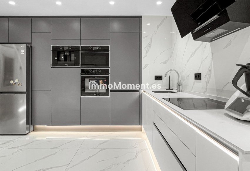 Resale - Apartment - Torrevieja - Torrevieja Centro