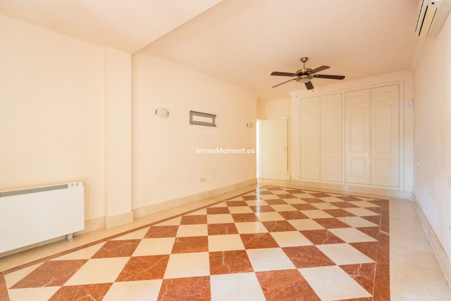 Resale - Detached villa - Estepona - Estepona Centro