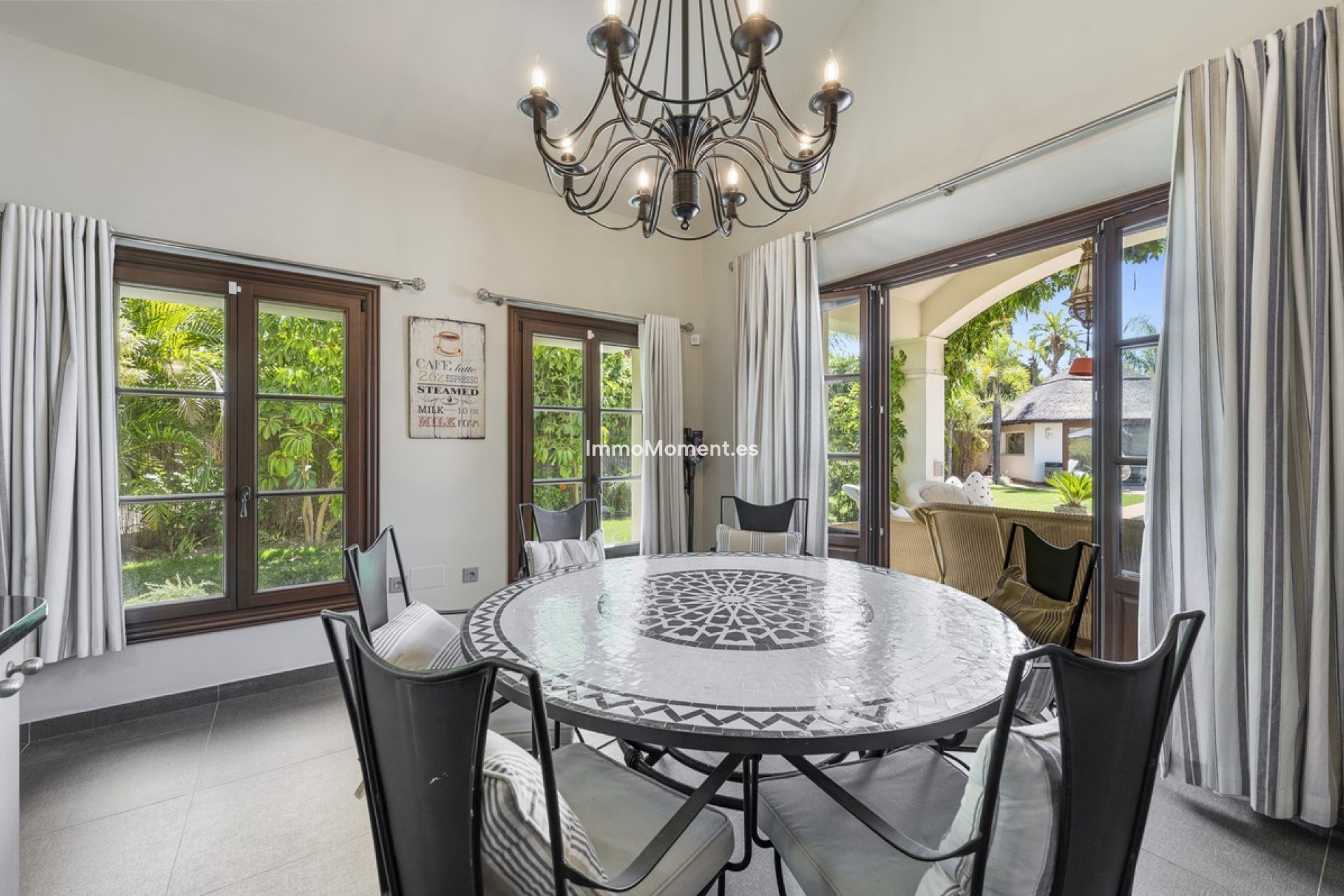 Resale - Detached villa - Estepona - Estepona Centro