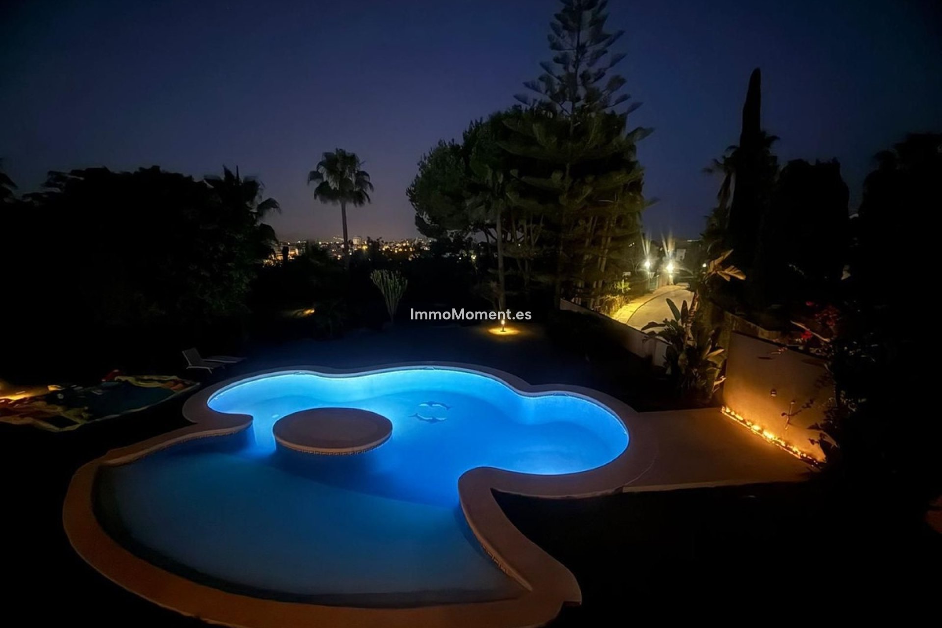 Resale - Detached villa - Estepona - Estepona Centro