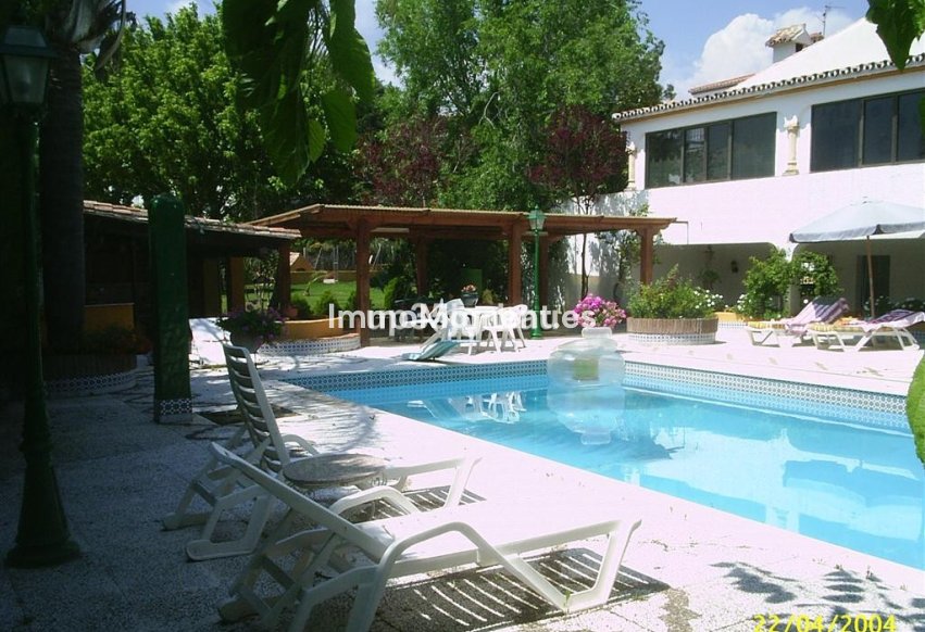 Resale - Detached villa - Estepona - Estepona Centro
