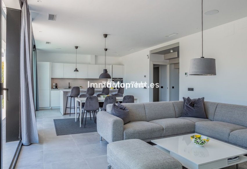 Resale - Detached villa - Estepona - Estepona Centro