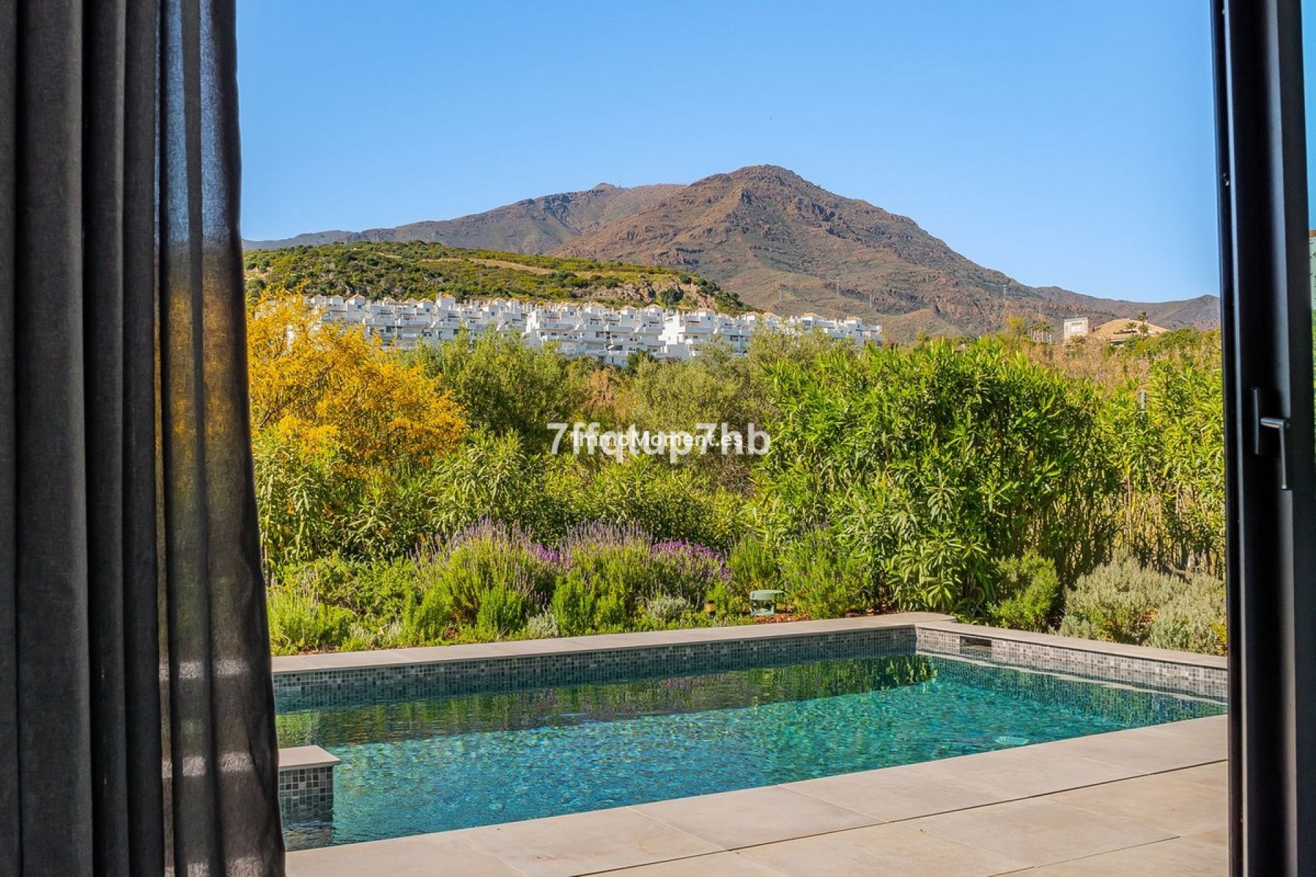 Resale - Detached villa - Estepona - Estepona Centro