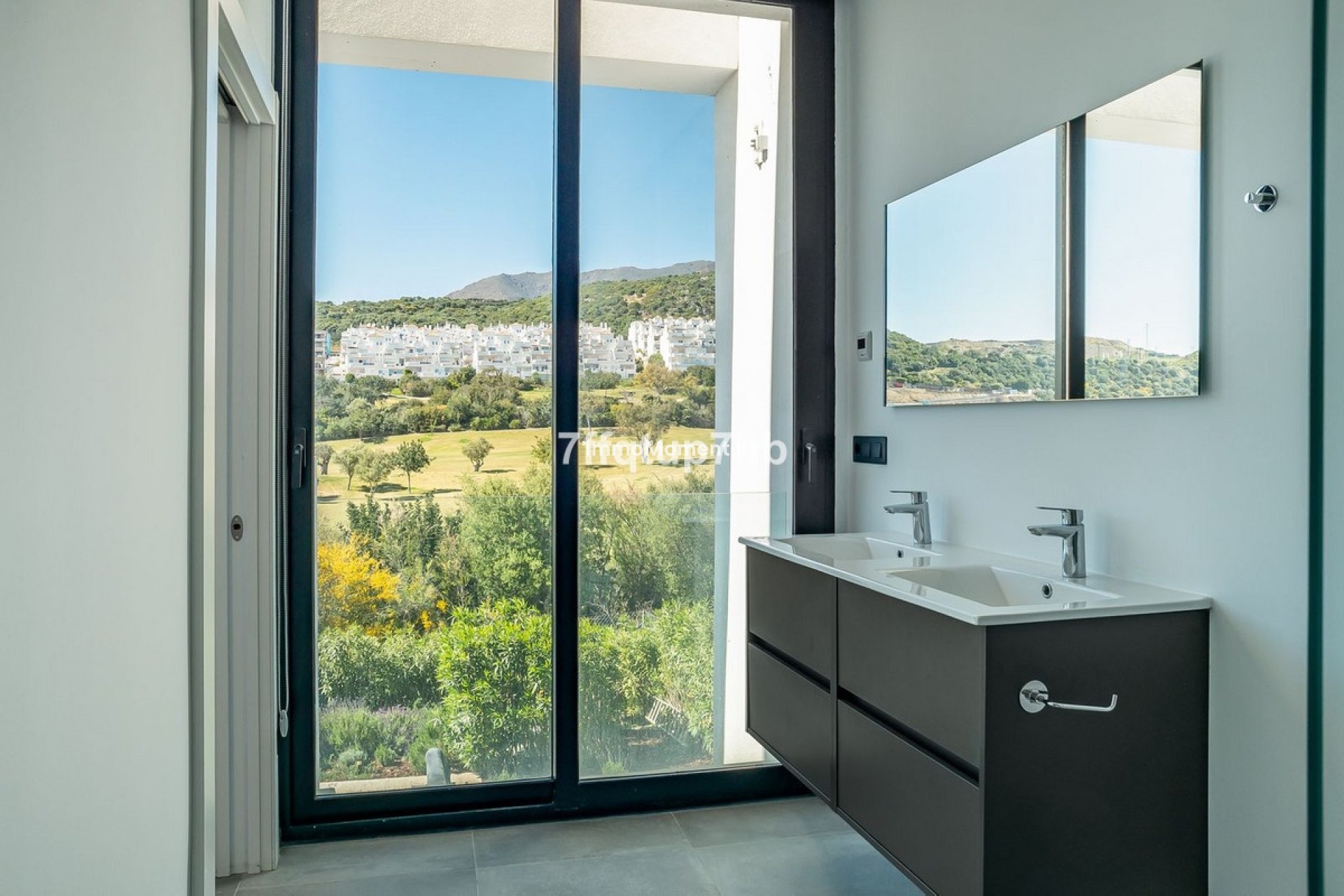 Resale - Detached villa - Estepona - Estepona Centro