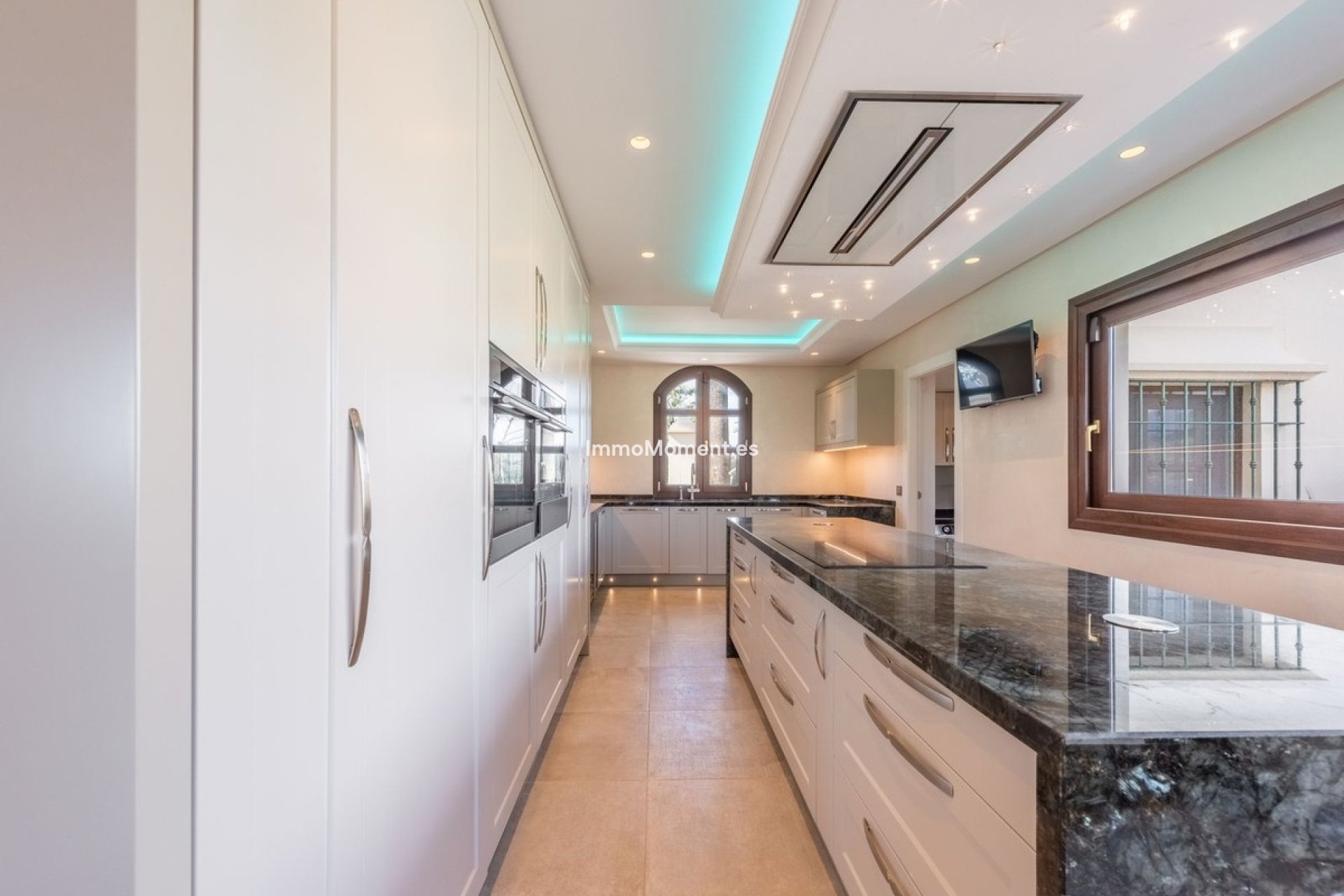 Resale - Detached villa - Estepona - Estepona Centro
