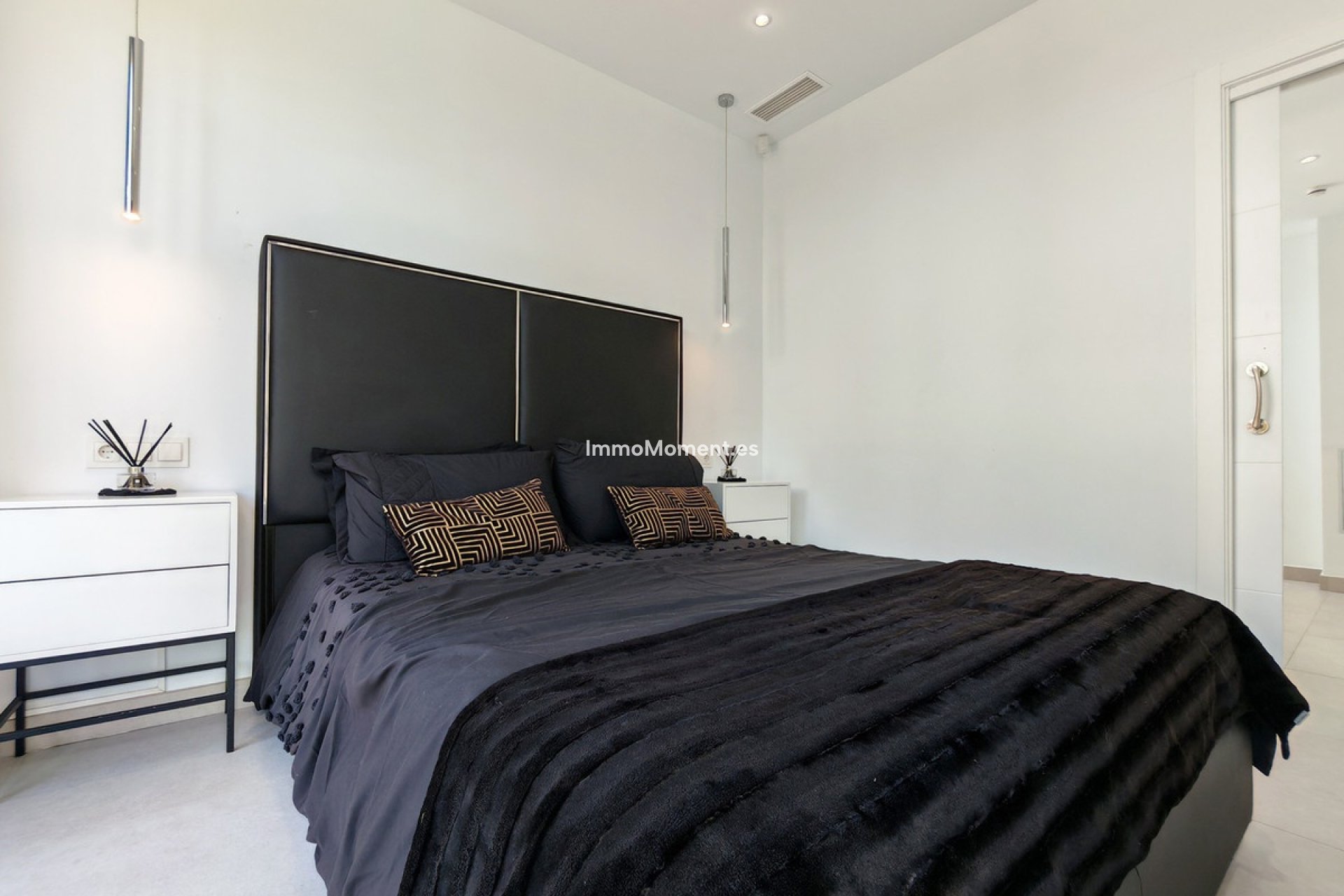 Resale - Detached villa - Estepona - Estepona Centro