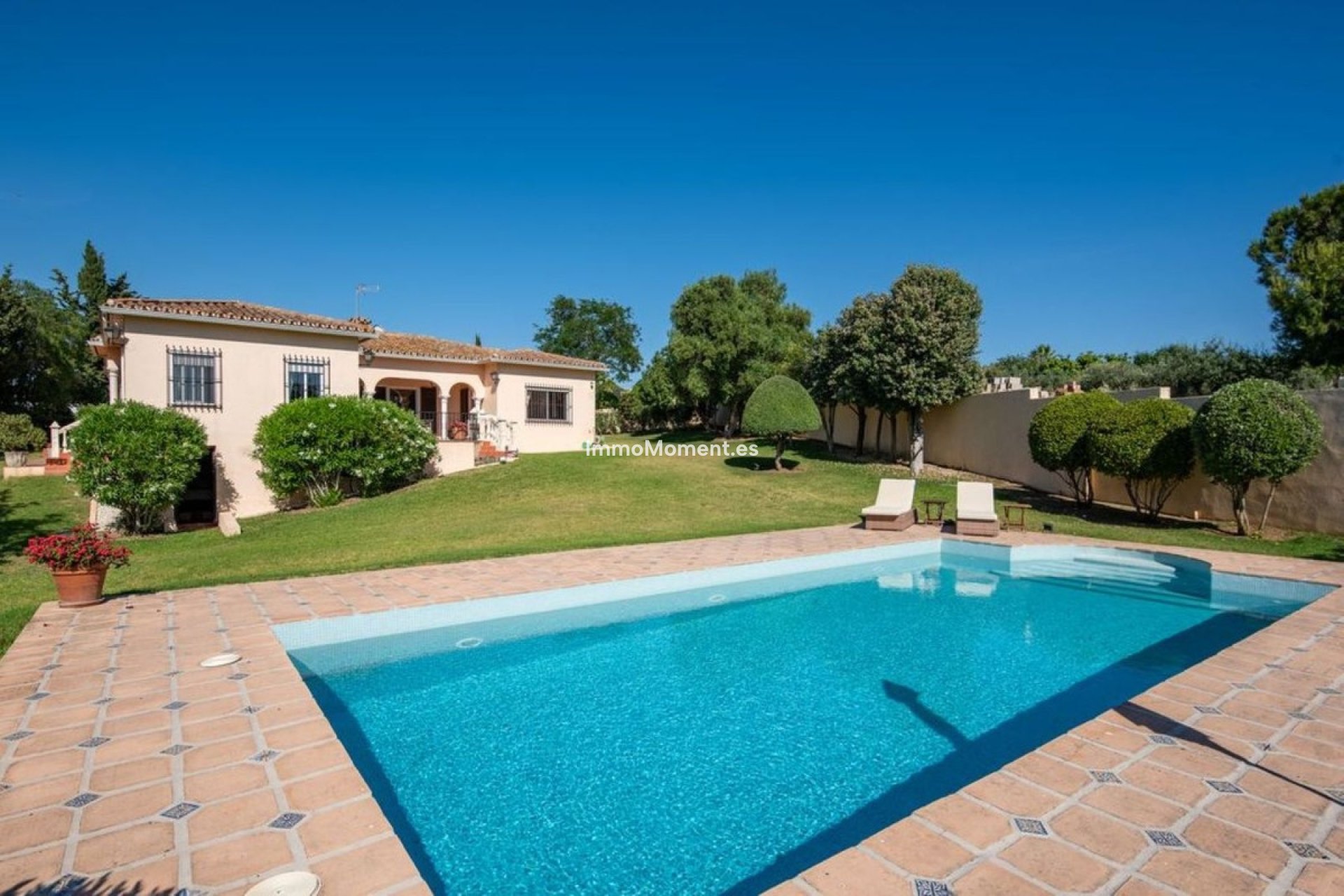 Resale - Detached villa - Estepona - Estepona Centro
