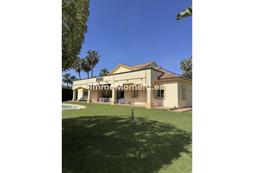 Resale - Detached villa - Estepona - Estepona Centro