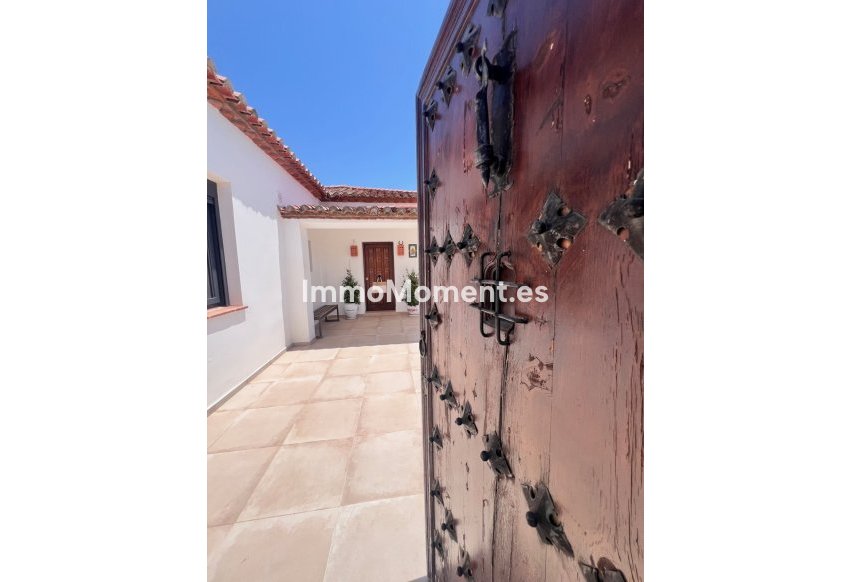 Resale - Detached villa - Estepona - New Golden Mile