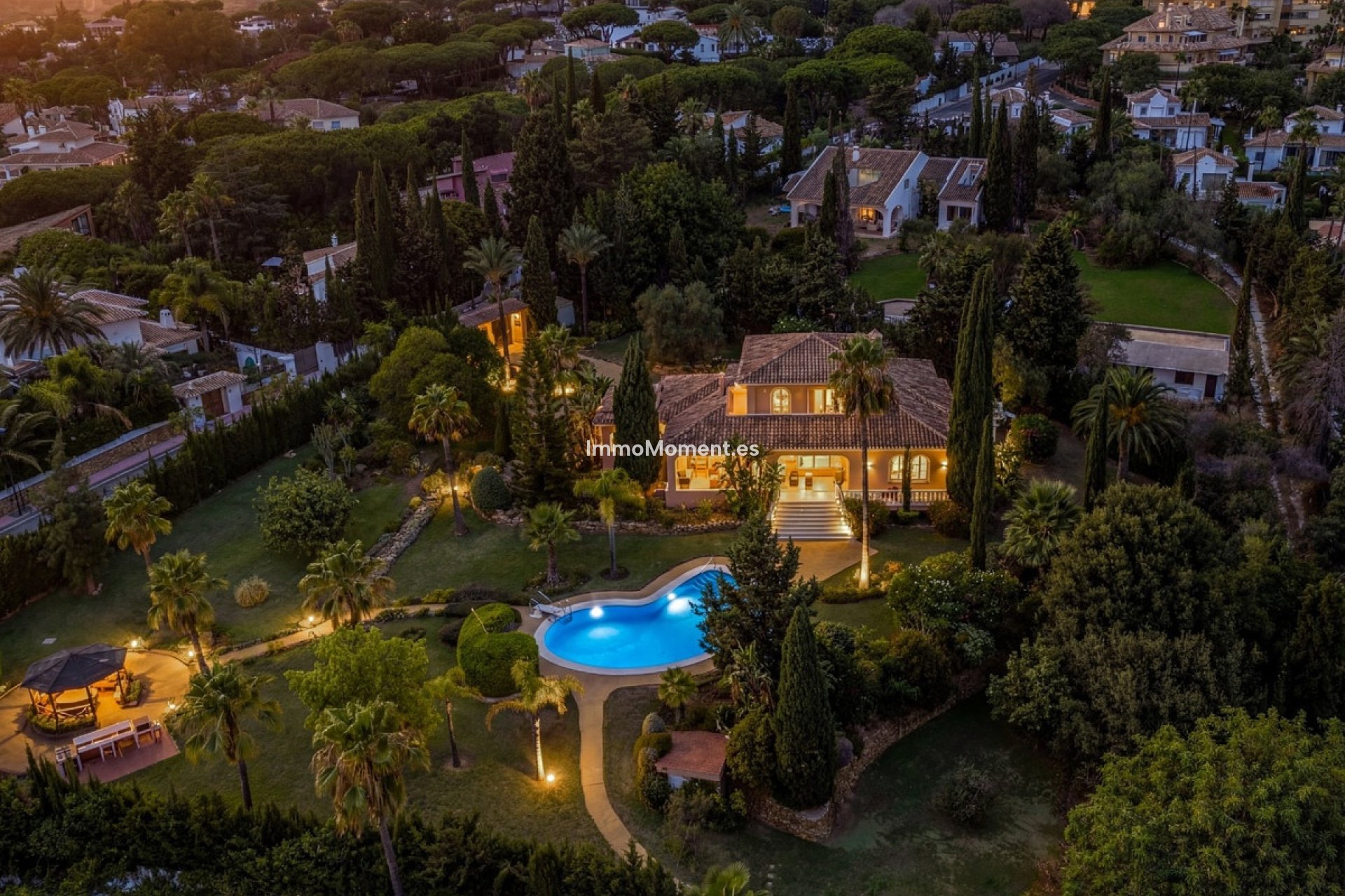 Resale - Detached villa - Marbella - Elviria