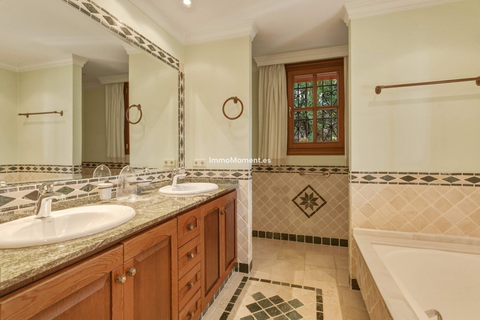 Resale - Detached villa - Marbella - Guadalmina Alta
