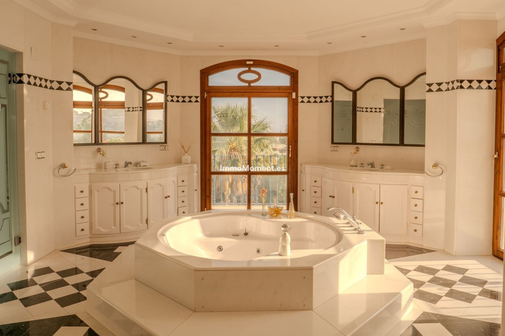 Resale - Detached villa - Marbella - Nueva Andalucía