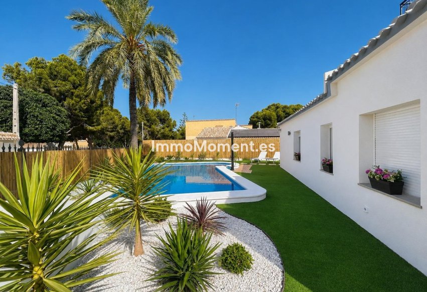 Resale - Detached villa - Orihuela Costa - Punta Prima