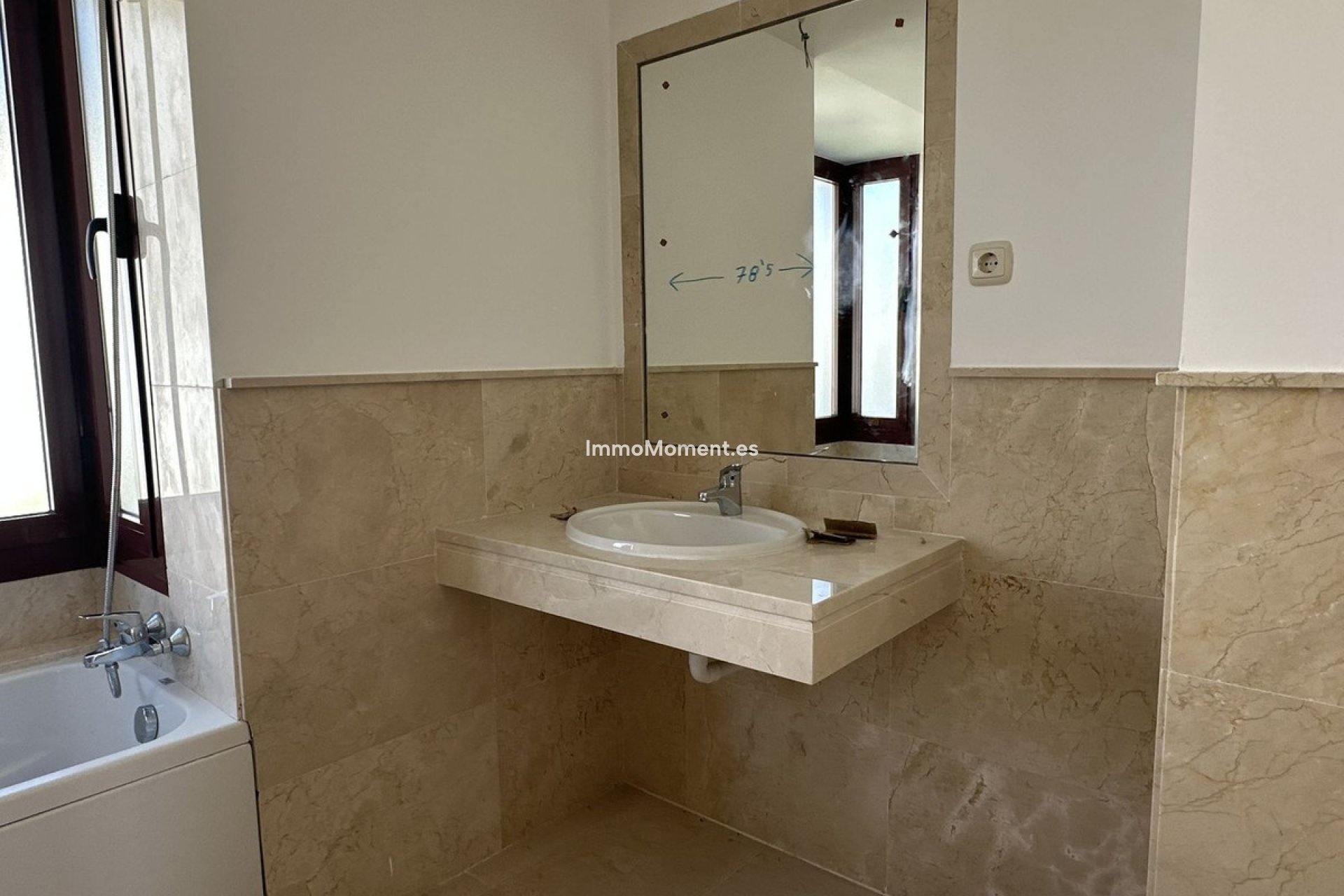 Resale - Townhouse - Casares - Doña Julia