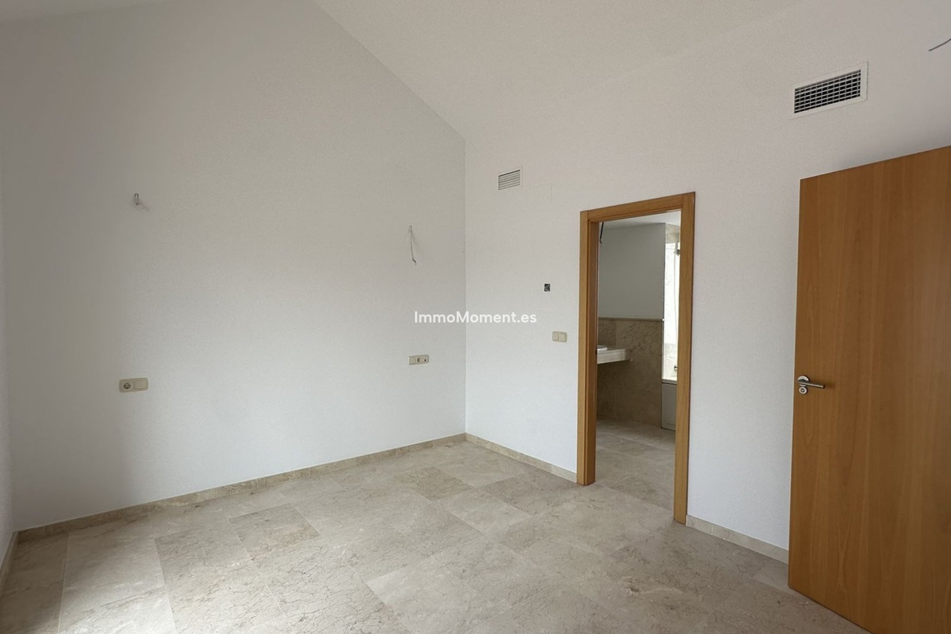 Resale - Townhouse - Casares - Doña Julia