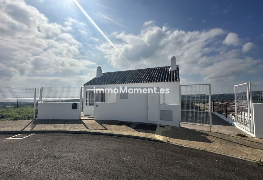 Resale - Townhouse - Casares - Doña Julia