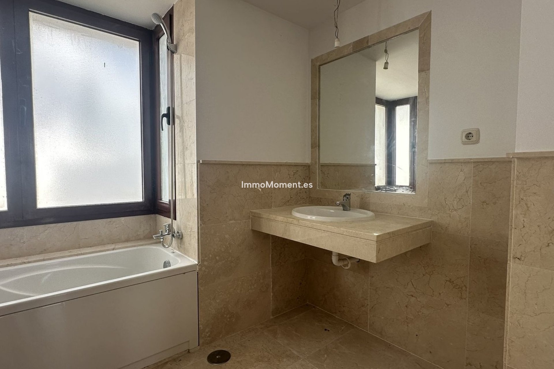 Resale - Townhouse - Casares - Doña Julia