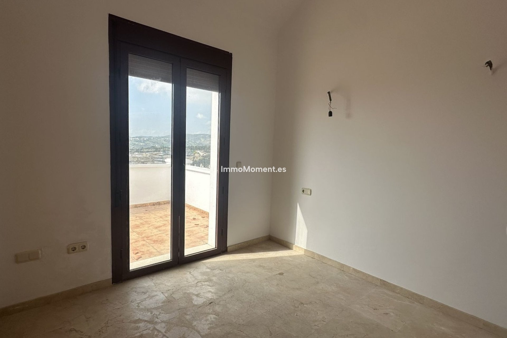 Resale - Townhouse - Casares - Doña Julia