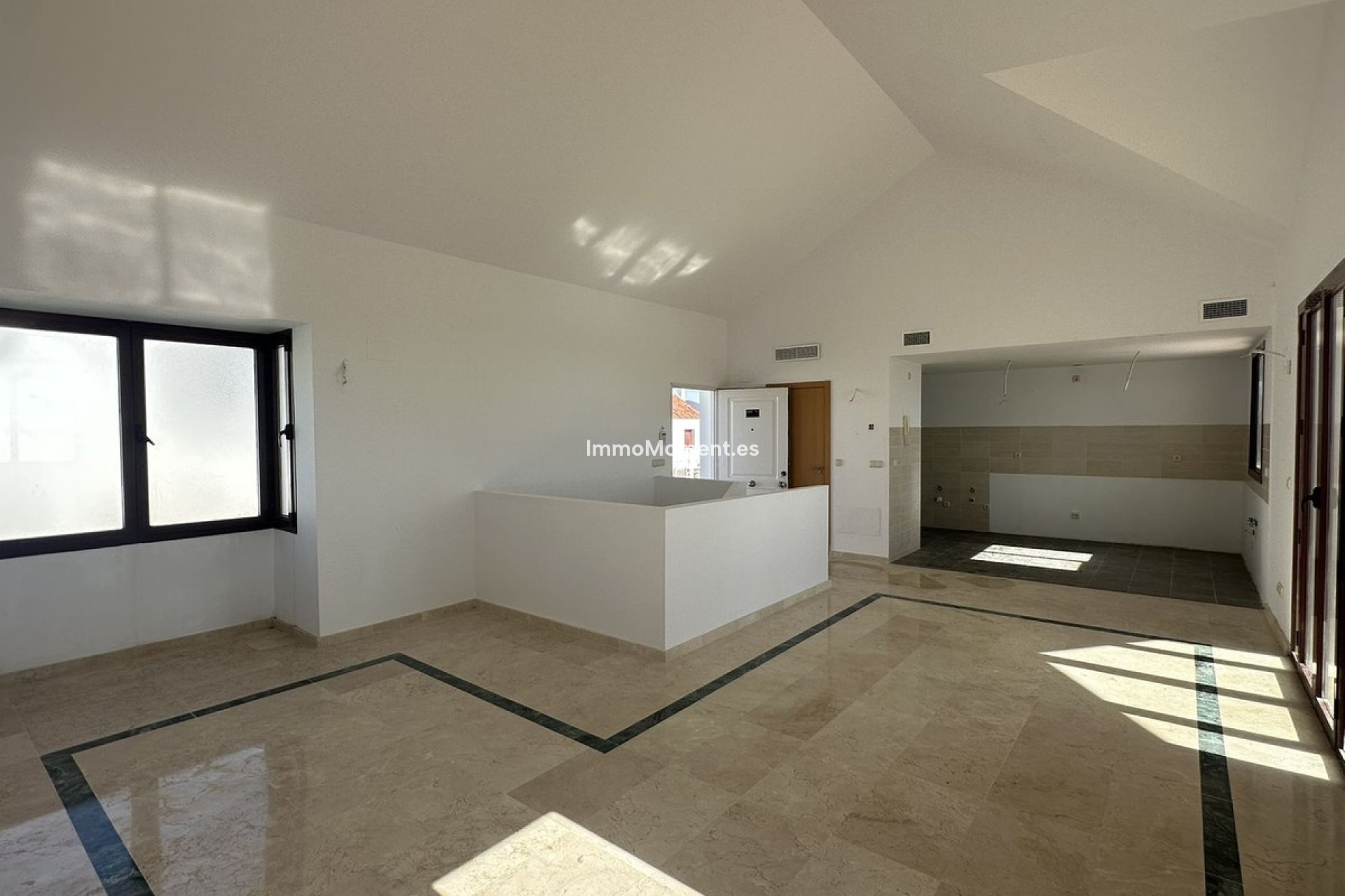 Resale - Townhouse - Casares - Doña Julia