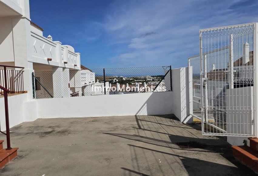 Resale - Townhouse - Casares - Doña Julia