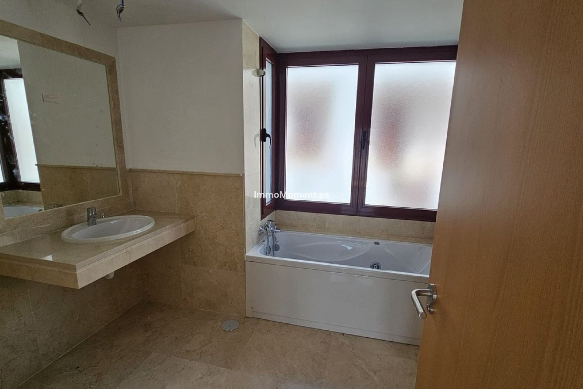 Resale - Townhouse - Casares - Doña Julia