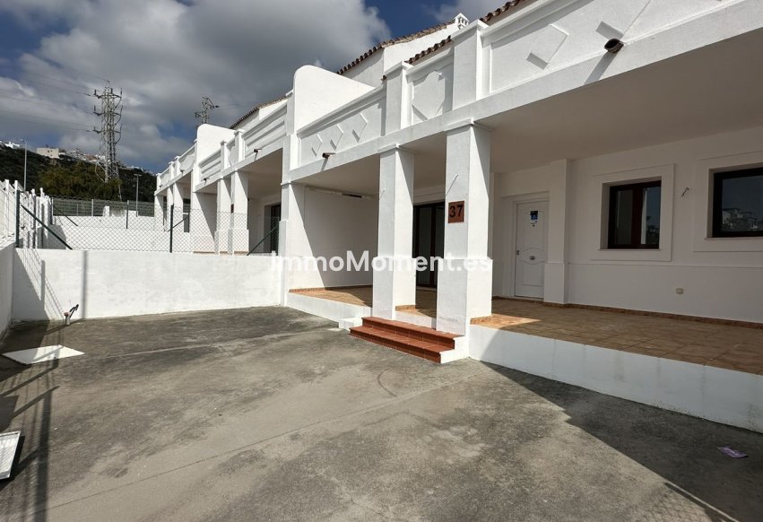 Resale - Townhouse - Casares - Doña Julia