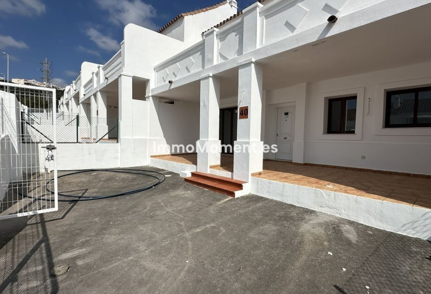 Resale - Townhouse - Casares - Doña Julia