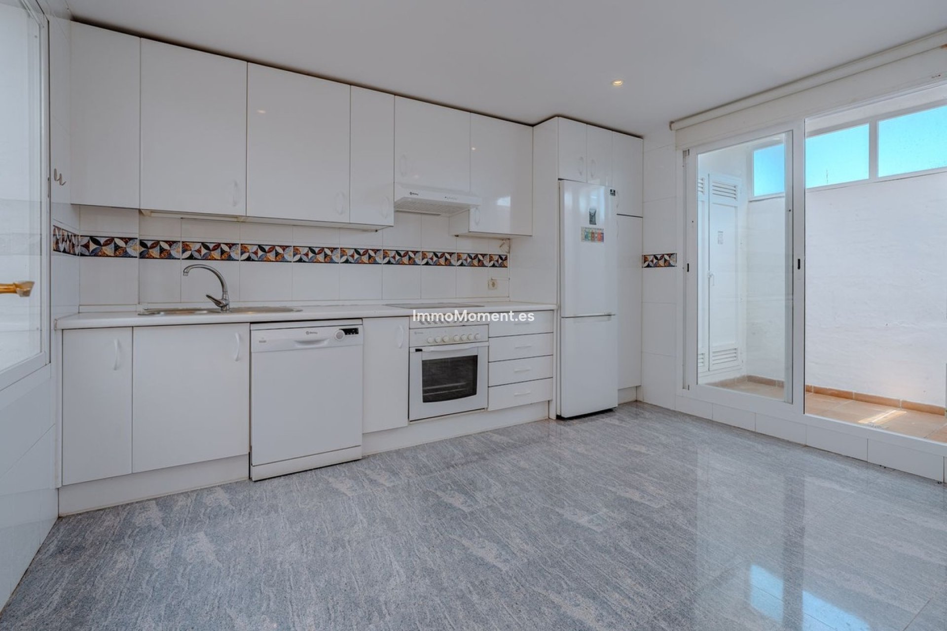 Resale - Villa - Estepona - Selwo