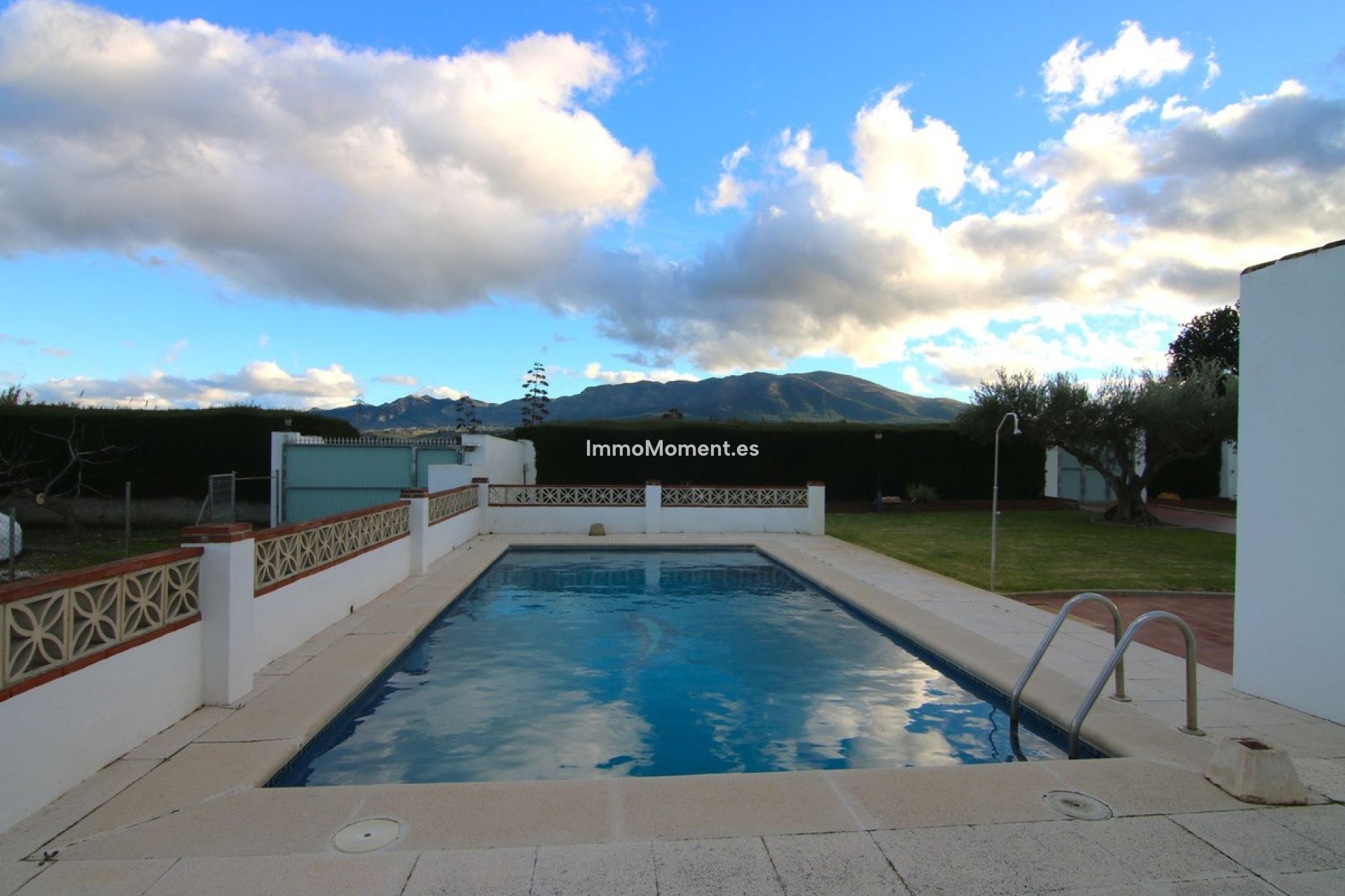 Resale - Villa - Inland  - Alhaurín el Grande Centro