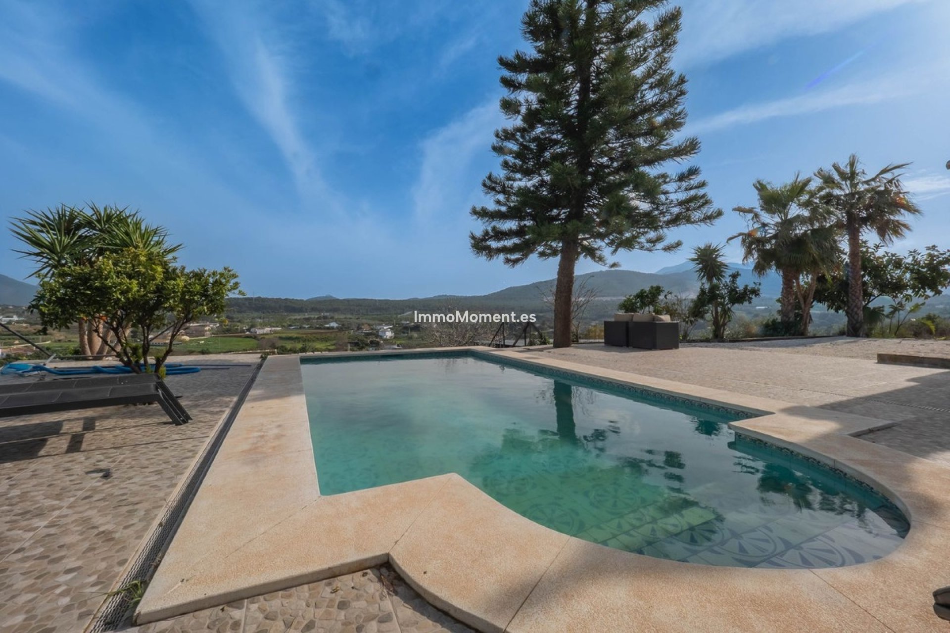 Resale - Villa - Inland  - Coín