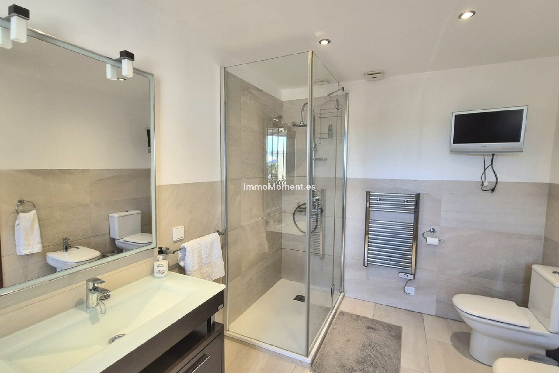 Resale - Villa - Inland  - Coín