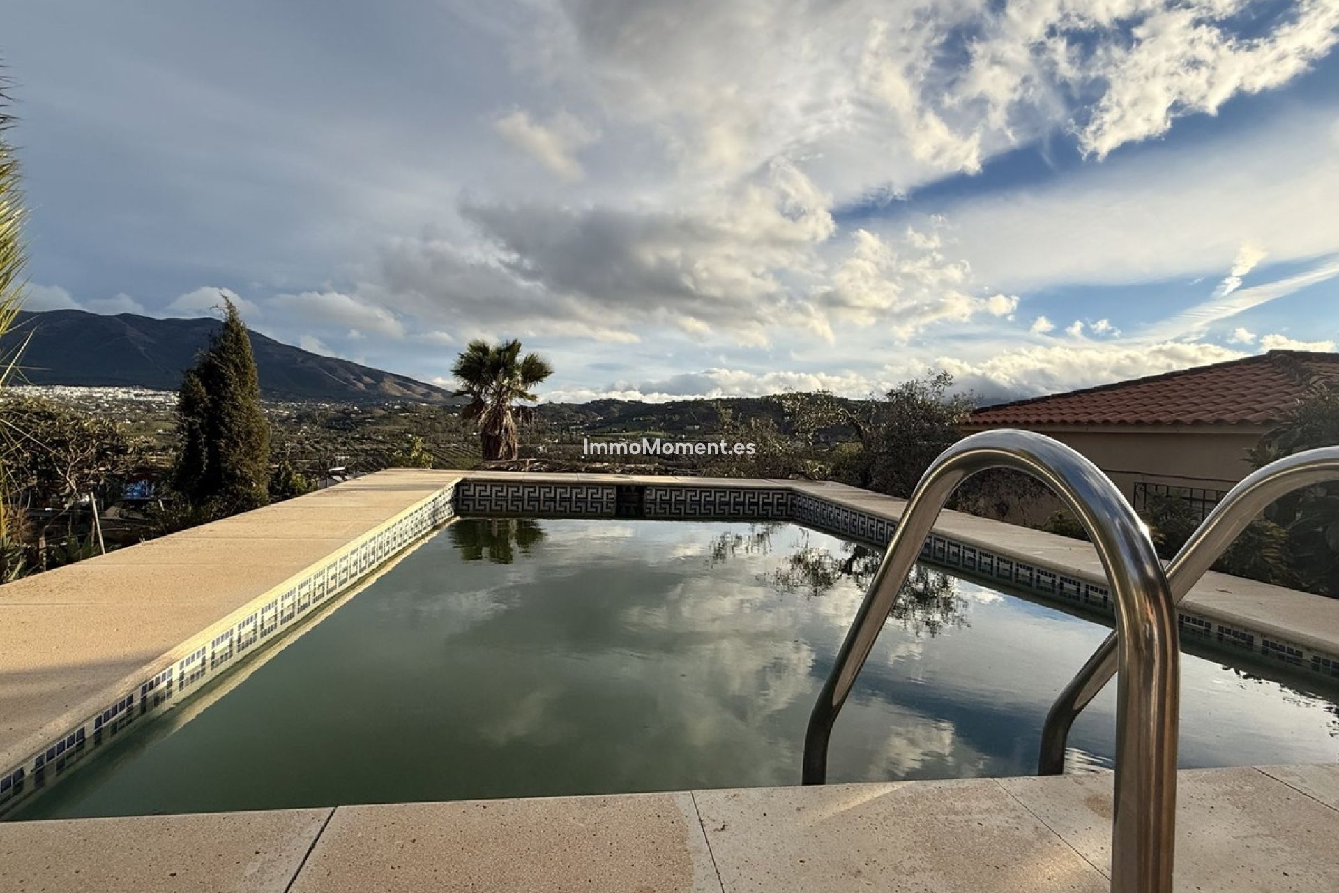 Resale - Villa - Inland  - Coín