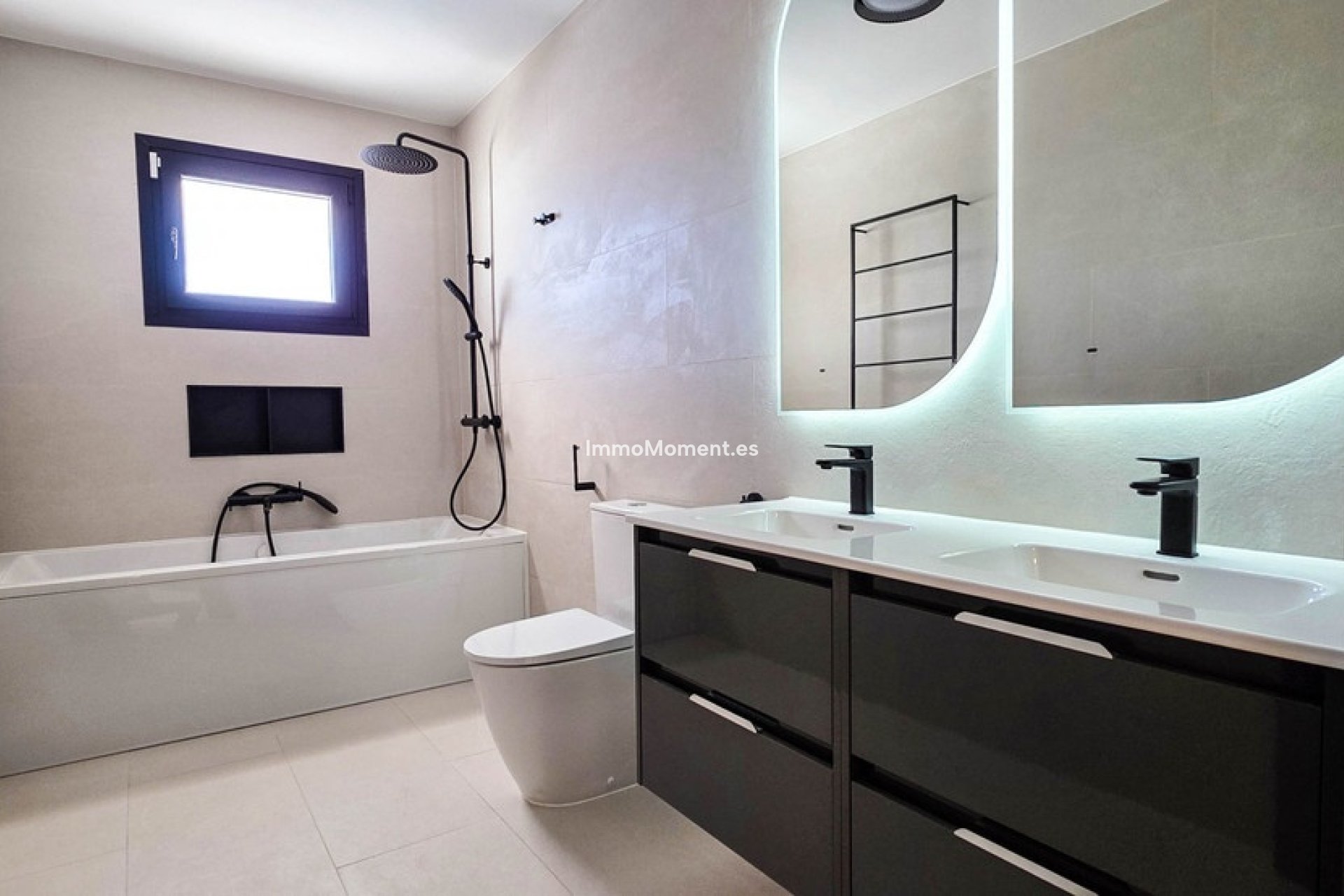 Resale - Villa - Manilva