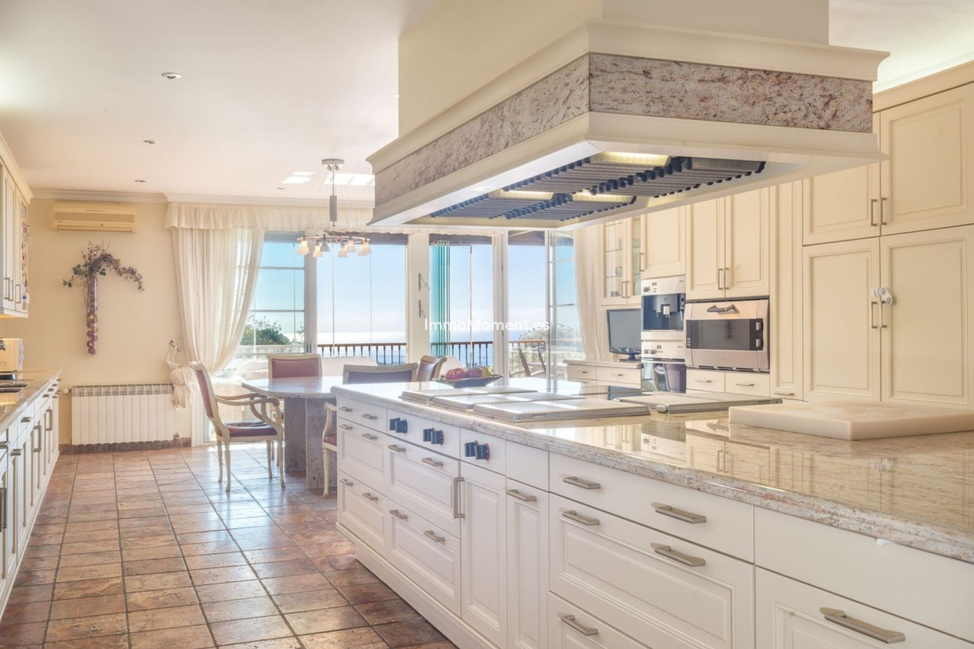 Resale - Villa - Marbella - Altos de los Monteros