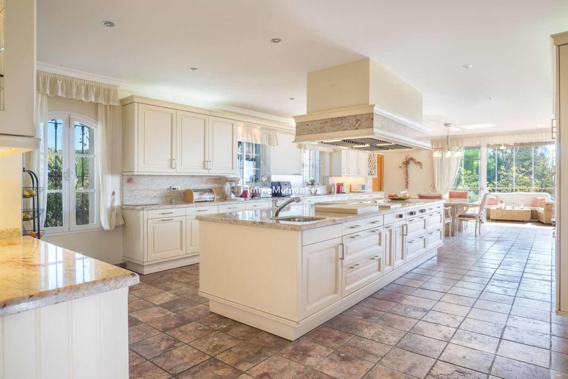 Resale - Villa - Marbella - Altos de los Monteros