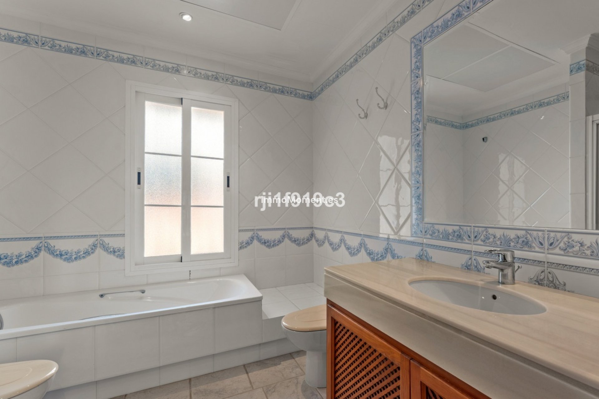 Resale - Villa - Marbella - Elviria