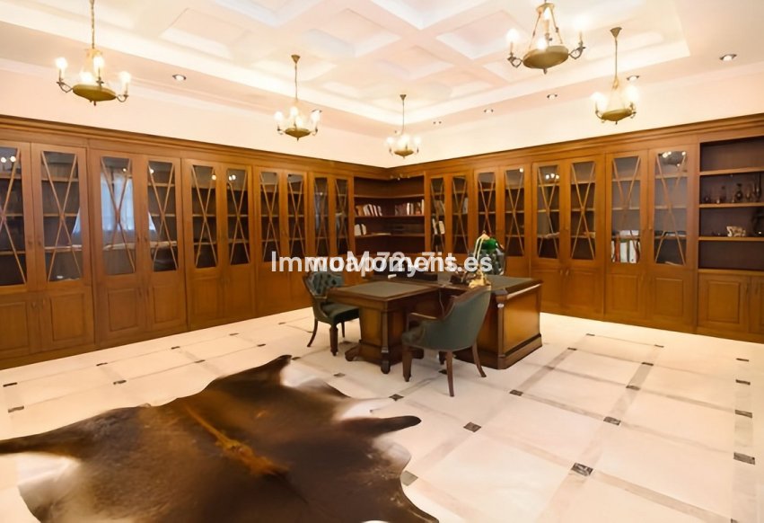 Resale - Villa - Marbella - Guadalmina Baja