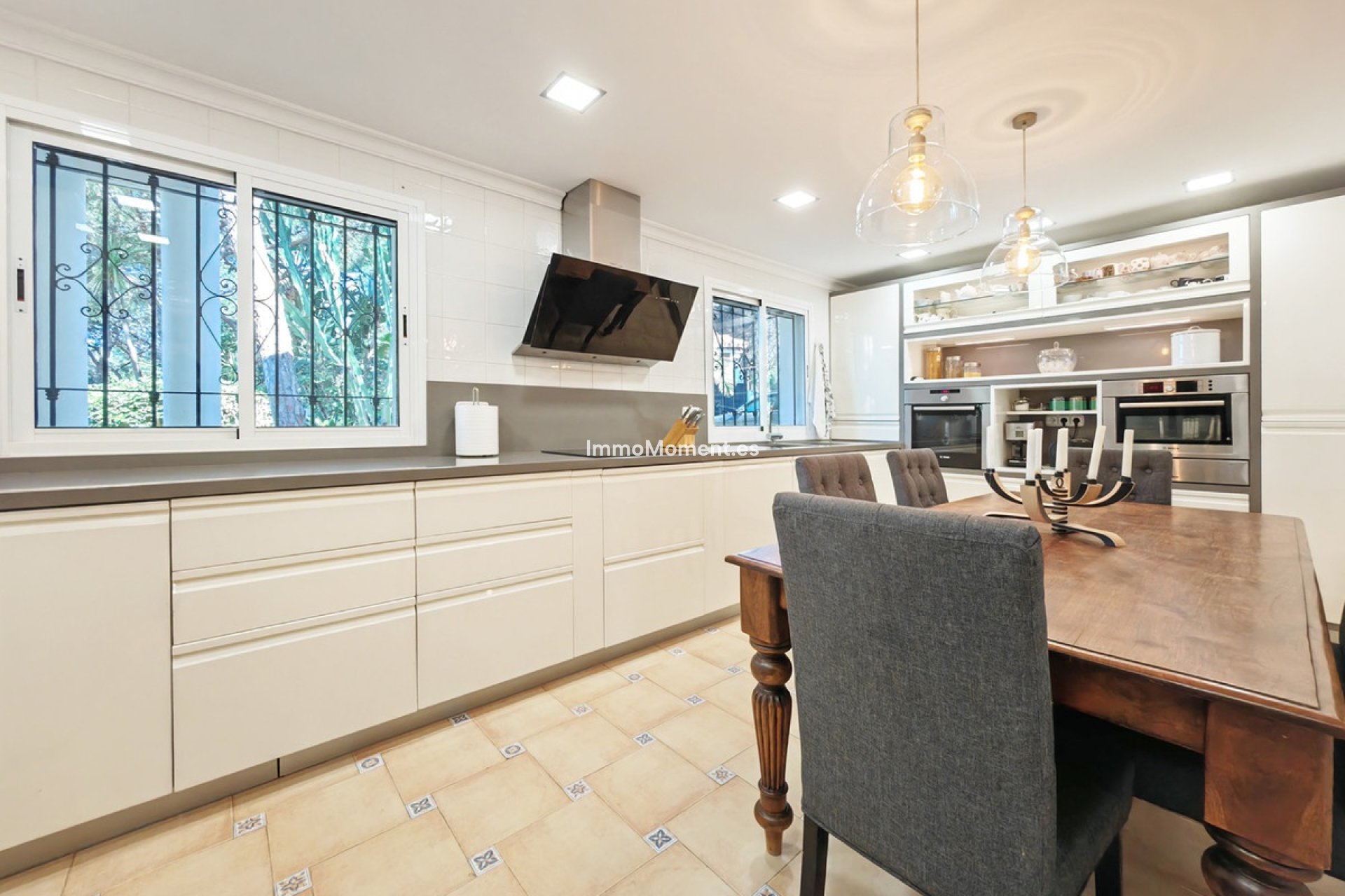 Resale - Villa - Marbella - Marbesa