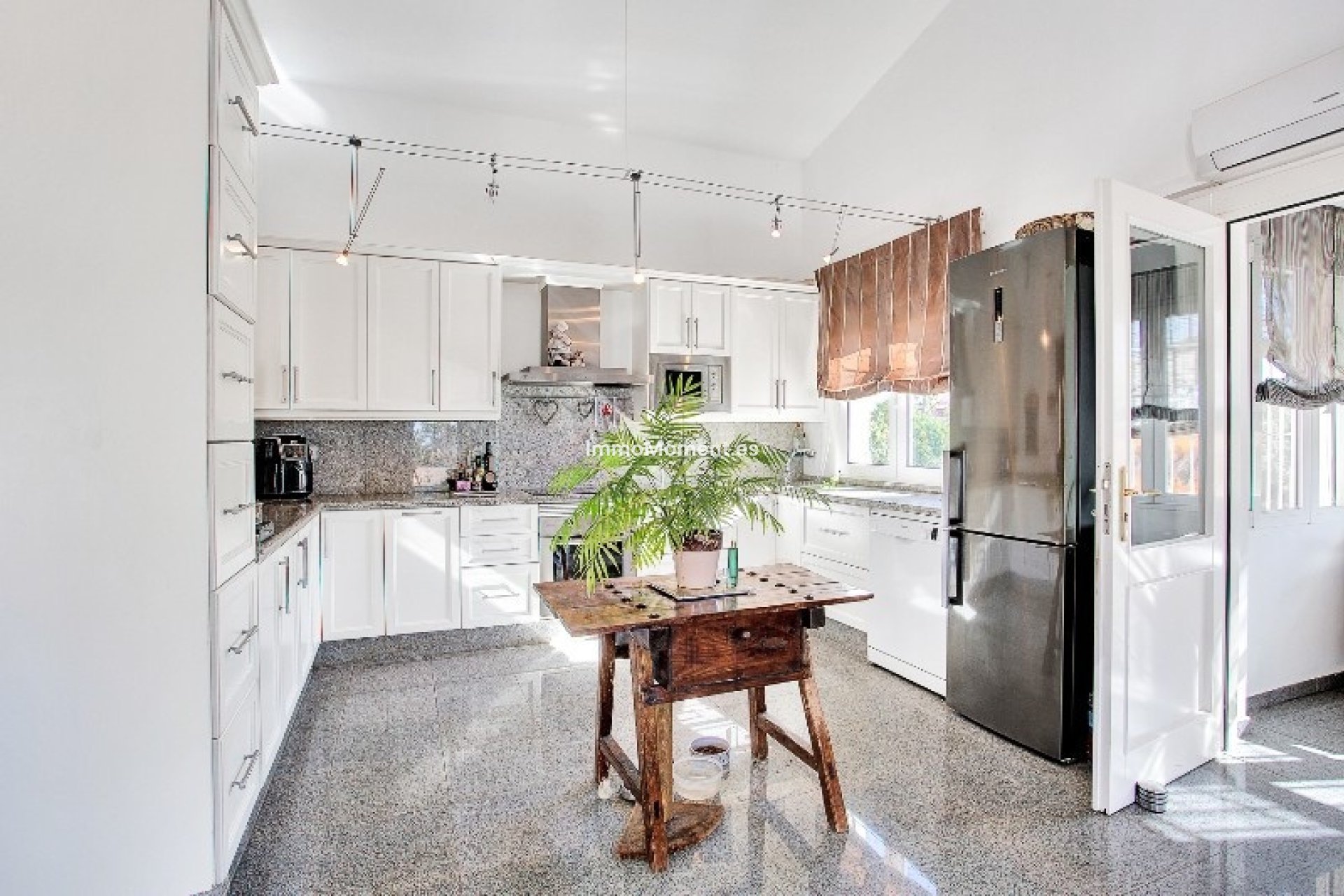 Resale - Villa - Marbella - Marbesa