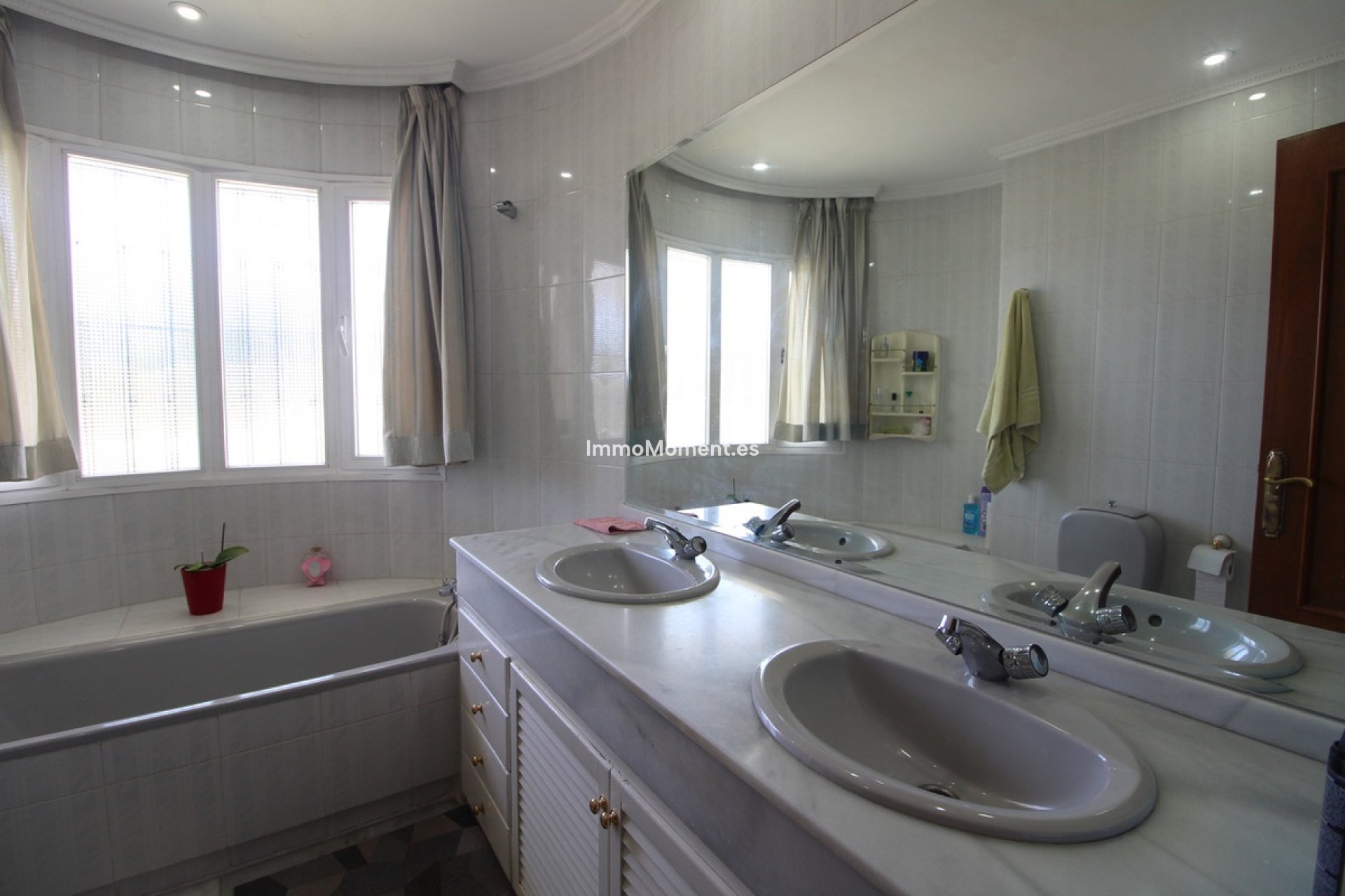 Resale - Villa - Marbella - Nueva Andalucía