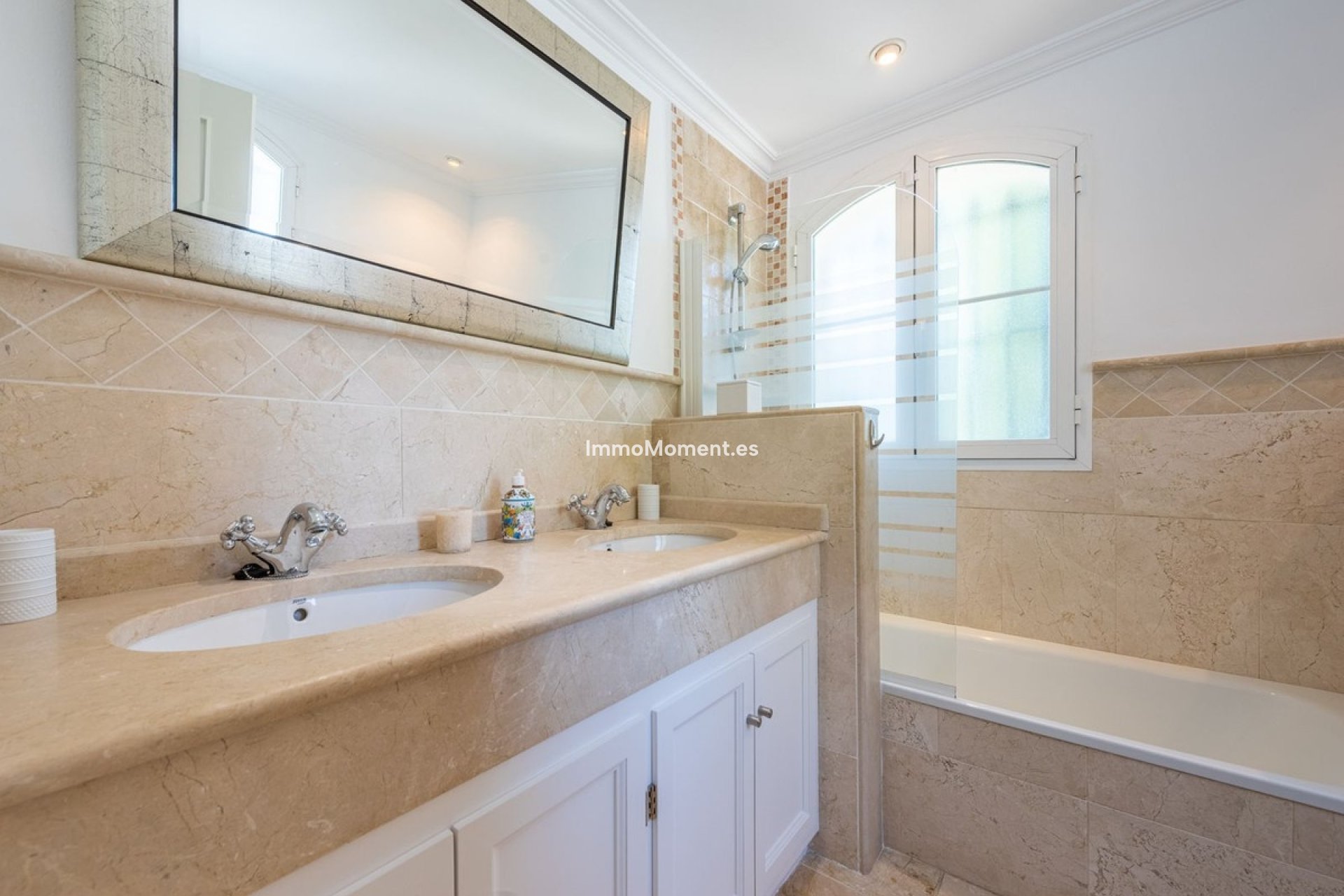 Resale - Villa - Marbella - Nueva Andalucía