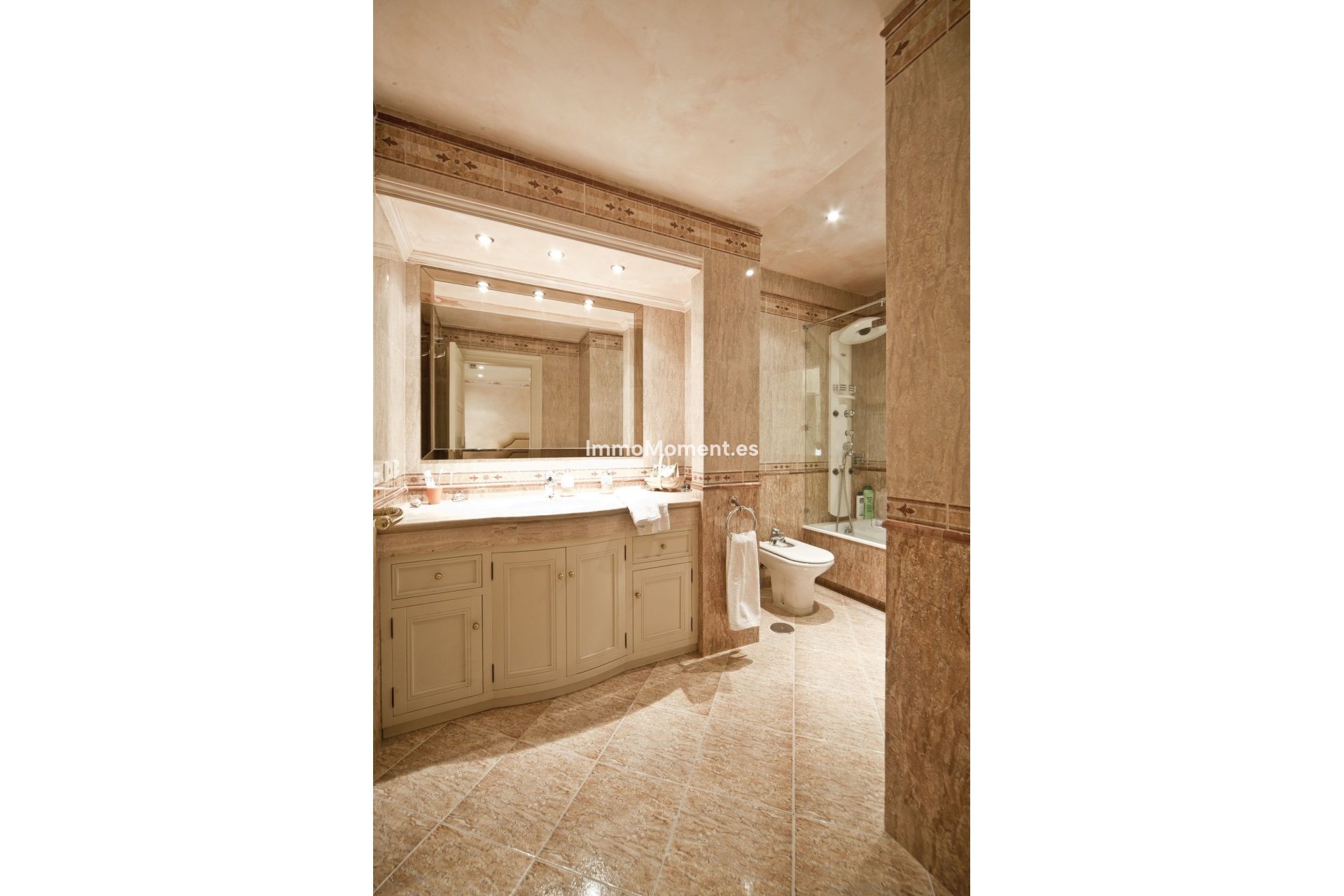 Resale - Villa - Marbella - Puerto Banús