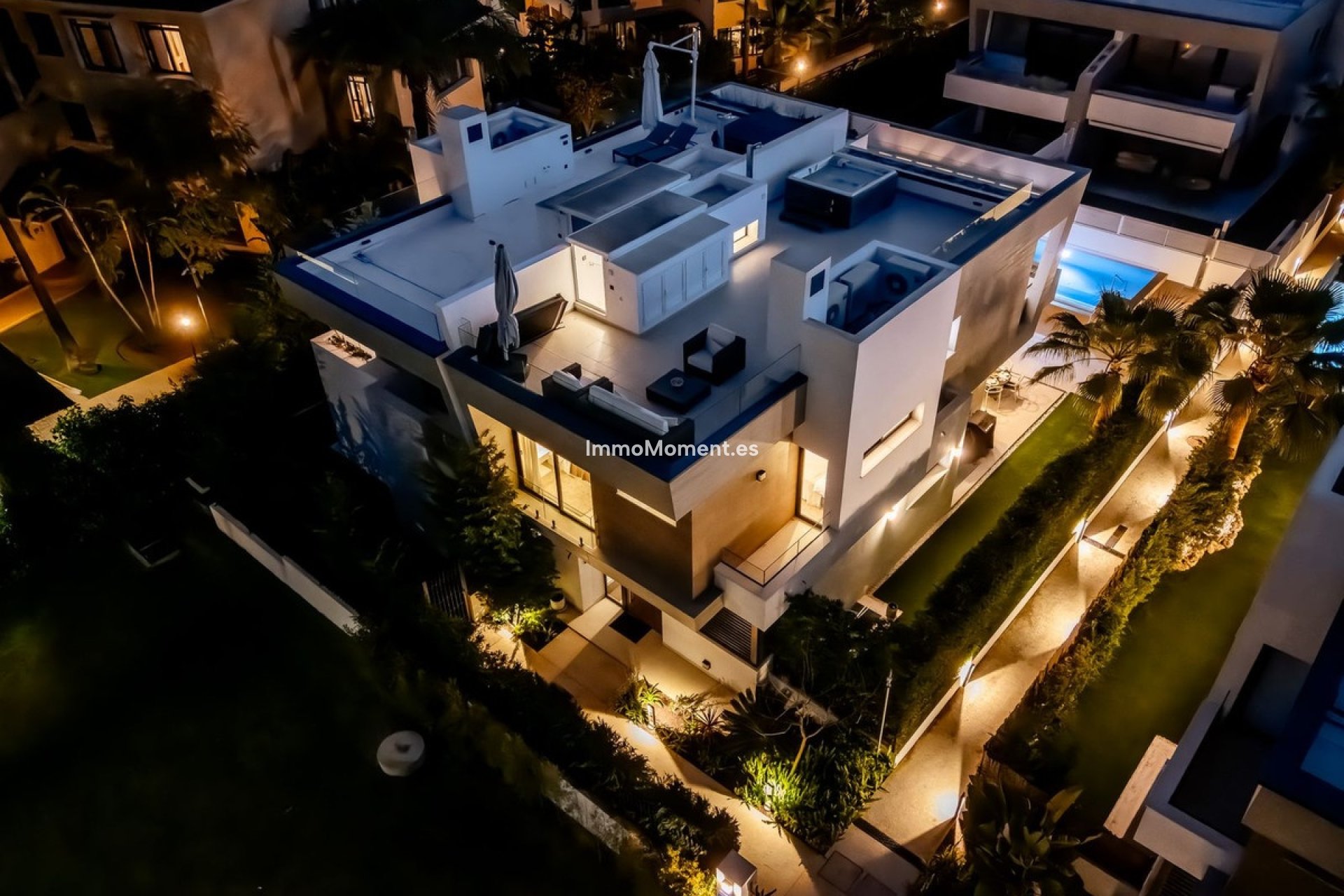 Resale - Villa - Marbella - Puerto Banús