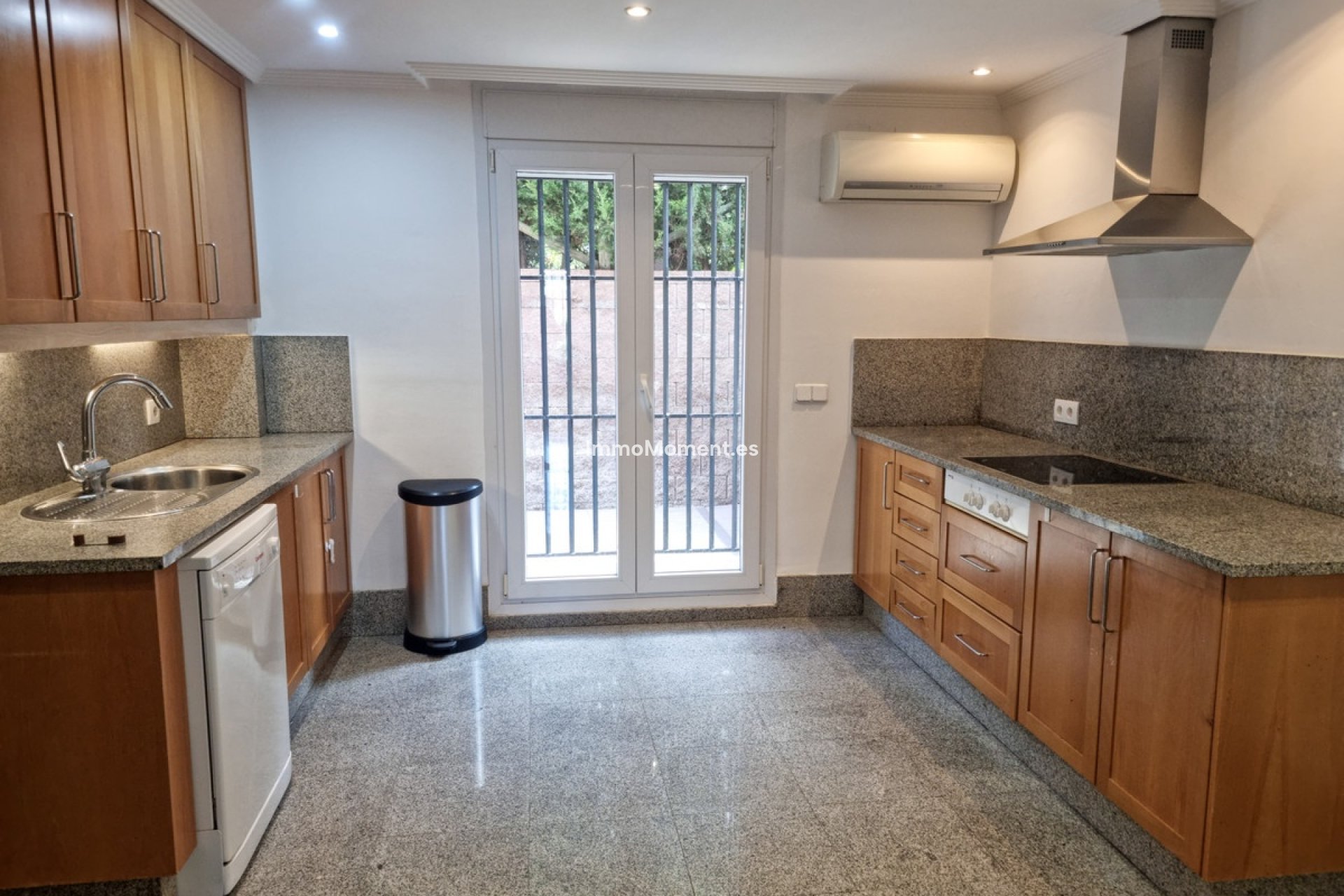 Resale - Villa - Marbella - Santa Clara