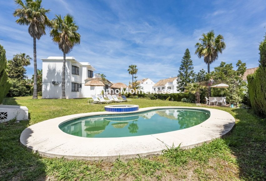 Reventa - Villa independiente - Estepona  - Atalaya