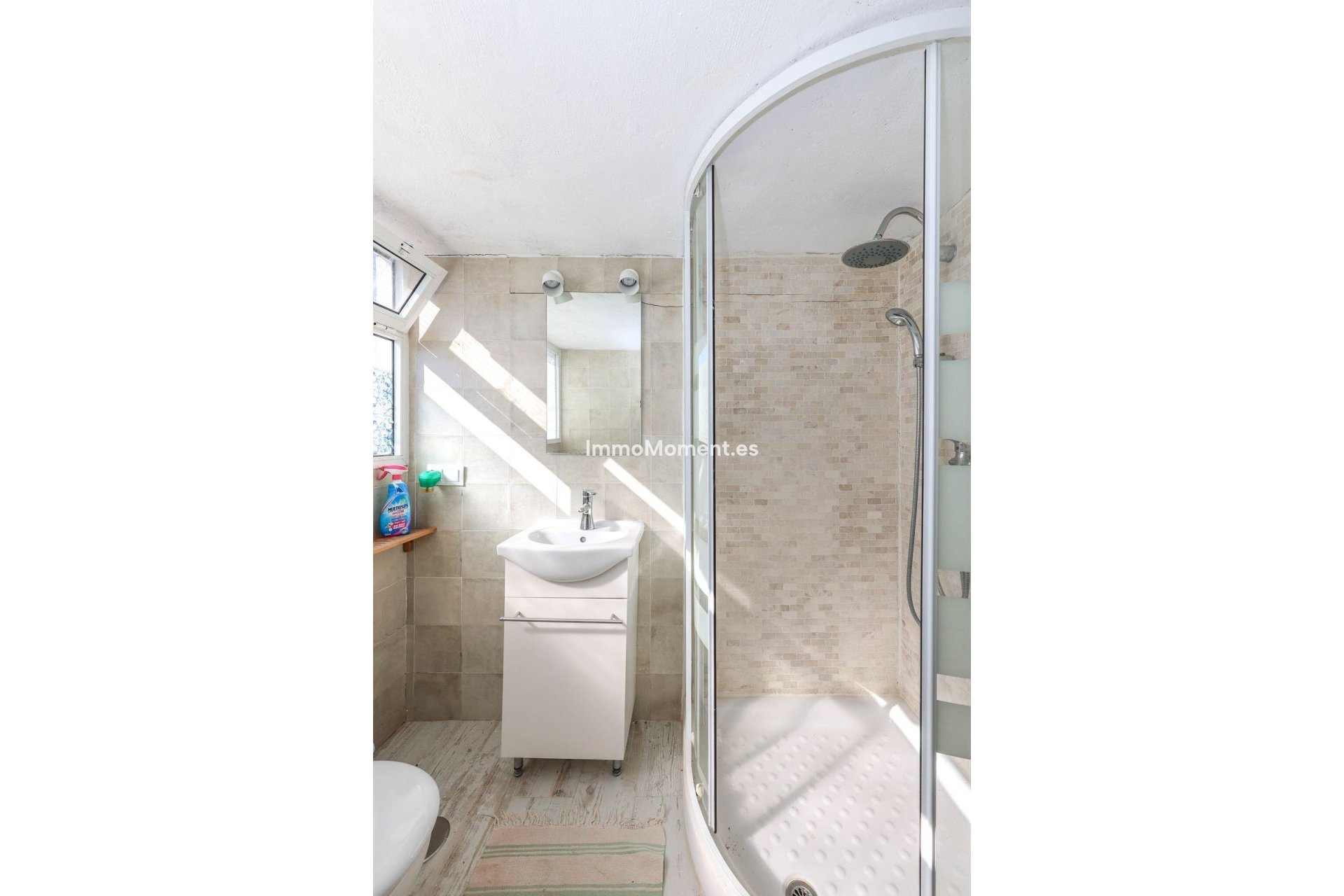 Reventa - Villa - Interior  - Guaro